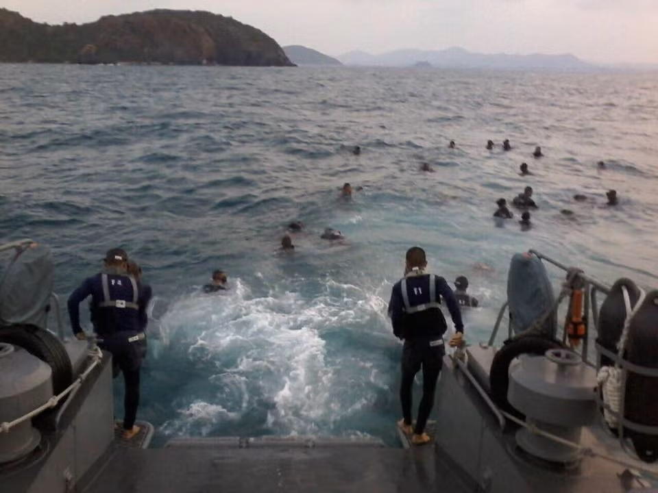 Để được phục vụ trong lực lượng Navy SEALs Thái Lan, các binh sĩ phải trải qua thời gian huấn luyện từ 7-8 tháng, cách tuyển dụng này rất giống với Hải quân Mỹ, bao gồm “một tuần giam trong hầm tối” (còn gọi là một tuần địa ngục) để kiểm tra sức chịu đựng nhóm và cá nhân cũng như thể lực của từng thành viên. Ảnh: Các ứng viện đội SEALs trong cuộc huấn luyện bơi.