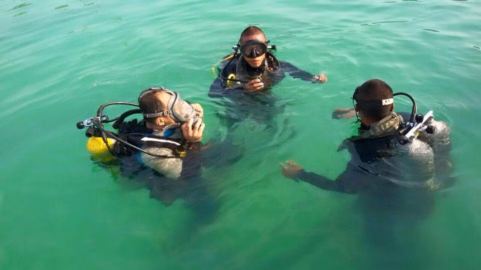 Giai đoạn 4 là phát triển kỹ năng hiểu biết và thực hành như một lực lượng đặc nhiệm, bao gồm lái xe, bắn súng, đánh bom và trinh sát…Ảnh: Ứng viên đội SEALs trong bài huấn luyện lặn.