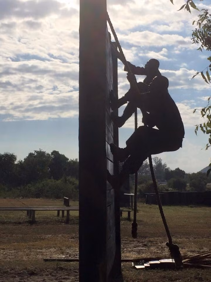 Từ các bài huấn luyện đầu tiên tới giai đoạn cuối cùng chỉ có dưới 30% tân binh là có thể vượt qua được. Phá hủy mục tiêu từ dưới nước là một chương trình huấn luyện lực lượng đặc nhiệm hải quân kéo dài trong 7 tháng, đây cũng là chương trình huấn luyện dài nhất trong 5 giai đoạn huấn luyện chính của Hải quân Thái Lan.