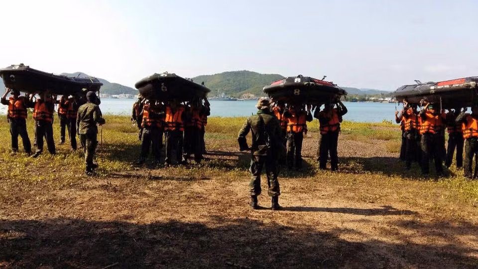 Trong giai đoạn 3 sẽ huấn luyện 120 giờ (5 ngày đêm liên tục không ngủ), sau đó thực hành những gì đã được huấn luyện trong 5 ngày đêm đó. Kết quả sẽ được thông báo ở trường xem tân binh nào đã vượt qua để tiếp tục huấn luyện. Ảnh: vác thuyền.