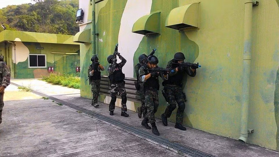 Sau khi hoàn thành khóa học, tân binh sẽ được tặng thưởng một huy hiệu trên ngực trái (hình cá mập và mỏ neo màu đen hoặc trắng) và Hải quân sẽ đưa ra các bài thách đấu hàng tháng. Đội trưởng nhóm phải là người giỏi nhất, có sức chịu đựng ghê gớm và được các thành viên thán phục.