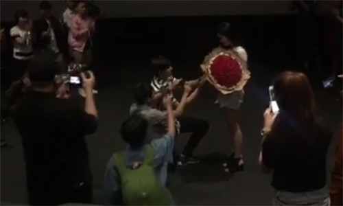 Tim bat ngo cau hon Truong Quynh Anh tai rap chieu phim-Hinh-6