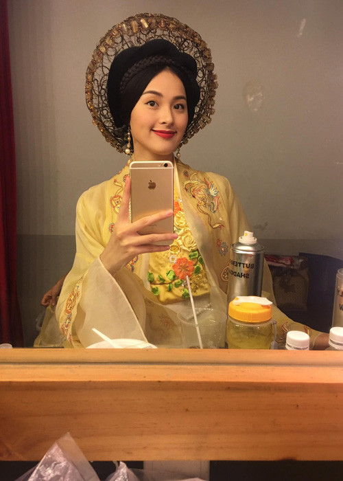 “Nàng Tấm” Hạ Vi thích thú chụp ảnh tự sướng mọi lúc mọi nơi.