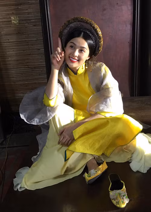 Nữ người mẫu nhí nhảnh tạo dáng ở hậu trường một cảnh quay nàng Tấm đã trở thành hoàng hậu.