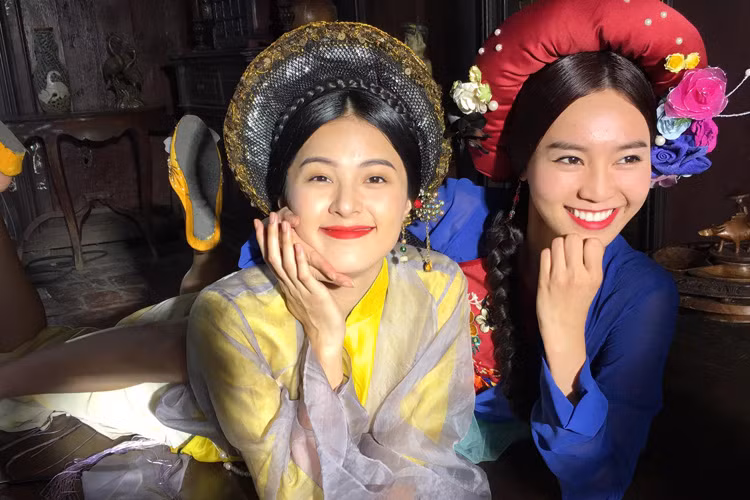 Hạ Vi thân thiết bên diễn viên Ninh Dương Lan Ngọc. Trong khi Hạ Vi vào vai Tấm thì Lan Ngọc đảm nhận vai Cám.