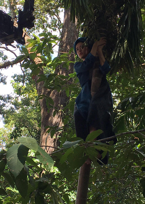 Hậu trường cảnh quay nàng Tấm bị ngã cây cau chết. Được biết, phim được diễn viên Ngô Thanh Vân đầu tư đến 20 tỷ.