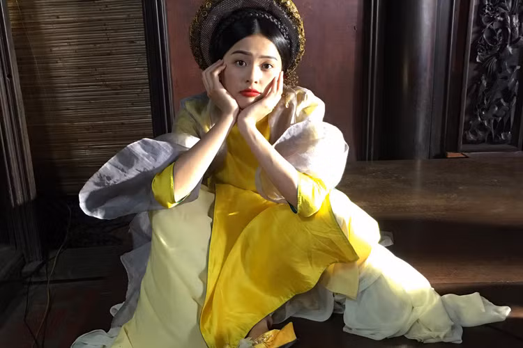 Bạn gái Cường Đô-la biểu cảm khó đỡ đằng sau máy quay.