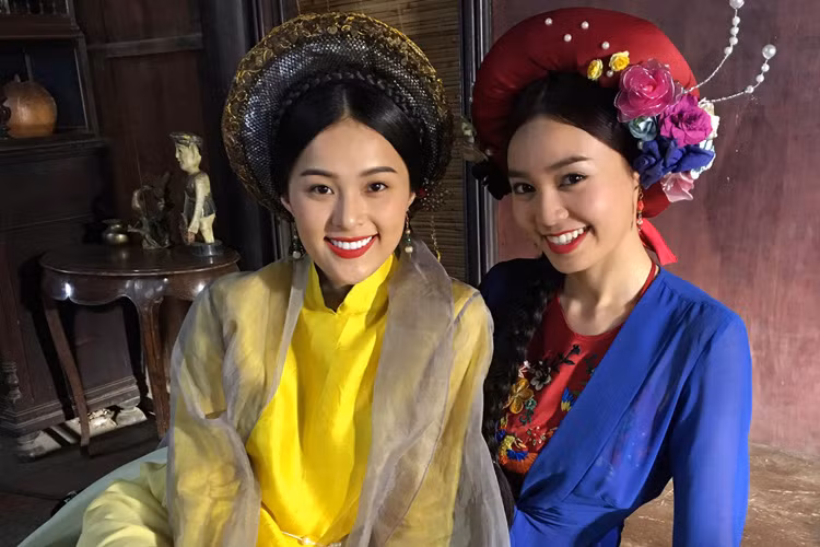 Hạ Vi và Ninh Dương Lan Ngọc đều gây chú ý bởi nhan sắc xinh đẹp khi vào vai tình địch của nhau trong phim.