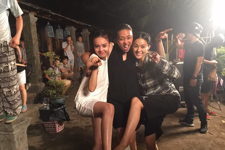 Nữ người mẫu và ê-kíp làm phim đã có khoảng thời gian tuyệt vời trong quá trình làm phim.