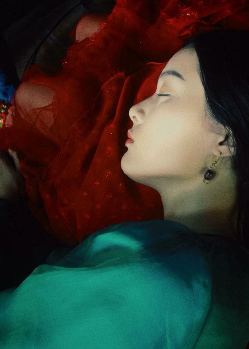 Khoảnh khắc Hạ Vi tranh thủ chợp mắt giữa lịch quay dày đặc khi đảm nhận vai cô Tấm.