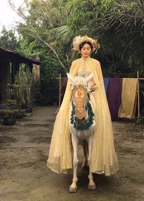 Hình ảnh bạn gái Cường Đô-la ăn mặc lộng lẫy, cưỡi ngựa trắng trong “Tấm Cám: Chuyện chưa kể”.