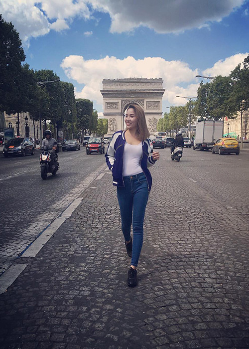Diễn viên kiêm người mẫu Quỳnh Thư cũng tham gia chuyến công tác nước ngoài này. Trên đường phố Paris, Quỳnh Thư diện trang phục trẻ trung năng động.