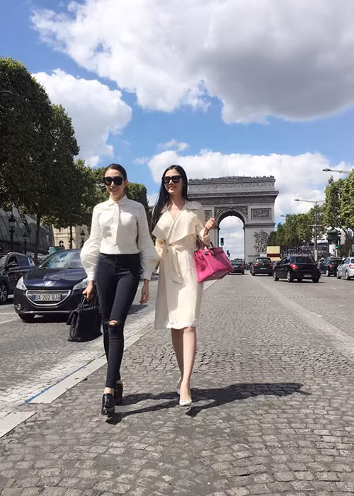 Trong khi đó, cũng đi công tác ở châu Âu, hai người mẫu của Vũ Khắc Tiệp: Lê Hà (trái) và Tường Vy ăn diện sành điệu trên đường phố Paris.