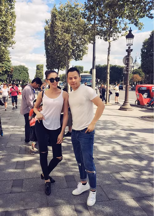 Lê Hà thân thiết bên Vũ Khắc Tiệp ở Pháp. Hiện tại, chân dài sinh năm 1993 gây chú ý khi là thành viên của đội Hồ Ngọc Hà trong chương trình The Face.