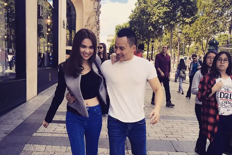 Trên trang cá nhân, Vũ Khắc Tiệp vừa khoe hình ảnh tình tứ bên Ngọc Trinh trên đường phố của thủ đô Paris, Pháp kèm chú thích: “Paris chỉ cần thế này là vui! Cặp đôi đẹp phải không?”.