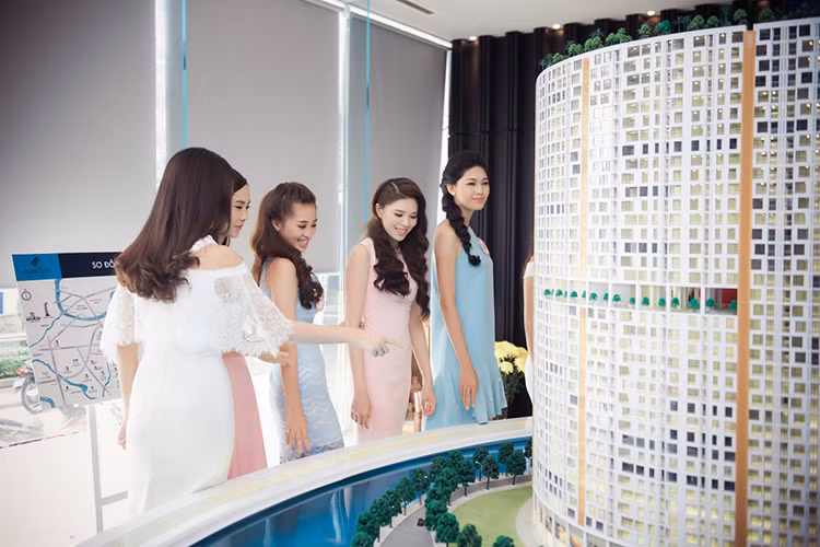 Các người đẹp tỏ ra vô cùng thích thú khám phá “Tuyệt tác căn hộ bên sông Sài Gòn”. Đây là ngôi nhà tương lai dành cho tân Hoa hậu Việt Nam 2016.