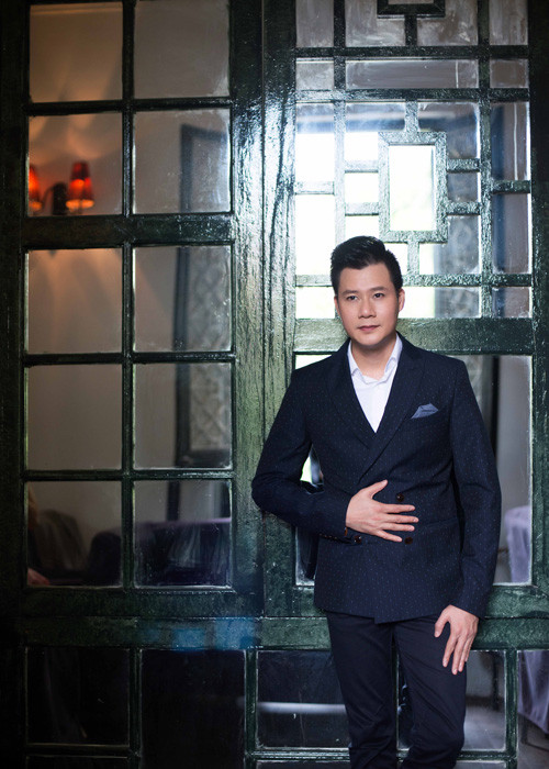 Single "Mãi mãi bên em" còn là món quà âm nhạc mà nam ca sĩ gửi tặng đến người hâm mộ nhân dịp bước sang tuổi mới. 