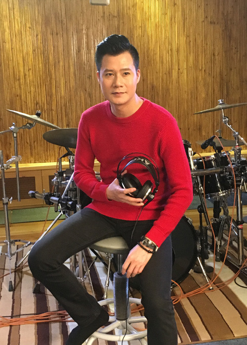 Quang Dũng còn giãi bày, anh luôn trân trọng và biết mình nợ những tấm chân tình của người hâm mộ và cũng lấy đó làm động lực để lao động nghệ thuật cần mẫn và nỗ lực hơn. 