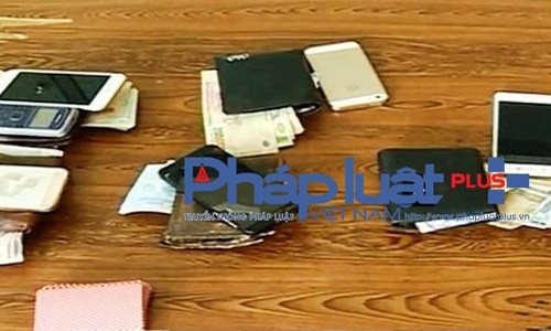 Tom 5 can bo Trung tam y te dang “hang mau” ben chieu bac-Hinh-2