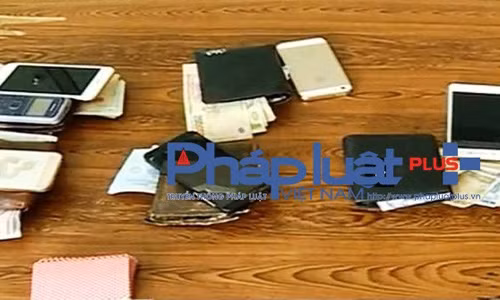 Tom 5 can bo Trung tam y te dang “hang mau” ben chieu bac-Hinh-2