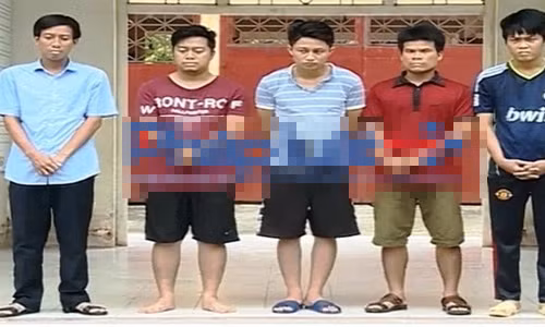 Tom 5 can bo Trung tam y te dang “hang mau” ben chieu bac