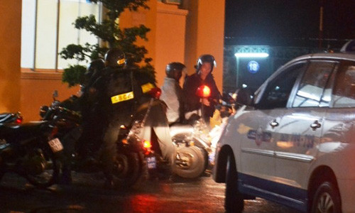 Lam Dong: 15 cong an bi thuong khi vay bat 5 nghi can giet nguoi-Hinh-2