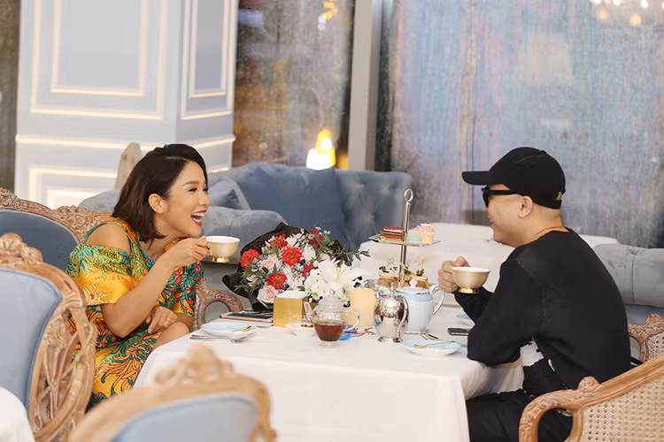 Trước giờ tham gia trình diễn tại sự kiện, nữ diva dành thời gian trò chuyện, trao đổi với NTK Đỗ Mạnh Cường.