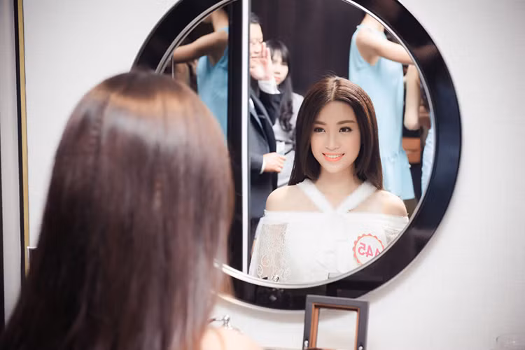 Tân Hoa hậu Việt Nam 2016 sinh năm 1996. Cô là sinh viên năm thứ 2, khoa Quản trị kinh doanh của trường Đại học Ngoại thương Hà Nội. 