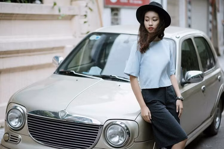 Trước khi đăng quang cuộc thi Hoa hậu Việt Nam 2016, người đẹp sinh năm 1996 từng làm người mẫu ảnh. 