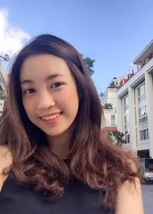 Không chỉ tỏa sáng trên sân khấu, trong những khoảnh khắc đời thường, Hoa hậu Đỗ Mỹ Linh vẫn cuốn hút. 