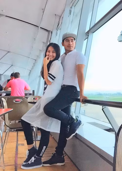 Đầu năm nay, cặp đôi diễn viên công khai chuyện hẹn hò và thoải mái chia sẻ những hình ảnh hạnh phúc bên nhau.