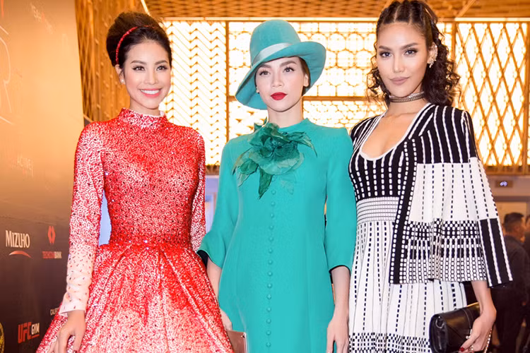 Tối ngày 11/8, tại một sự kiện giải trí, Hoa hậu Phạm Hương hội ngộ hai huấn luyện viên trong chương trình The Face Việt Nam: Hồ Ngọc Hà và Lan Khuê. 