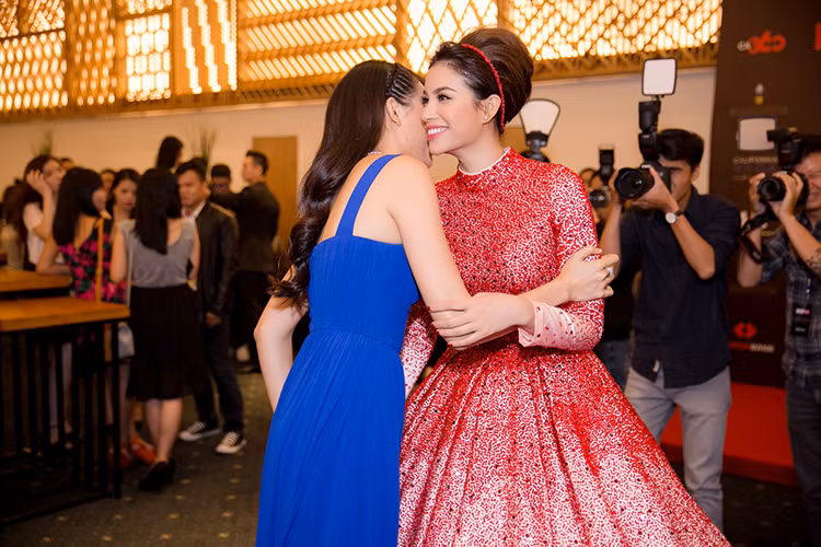 Hai người đẹp vui vẻ trò chuyện. Sắp tới đây, Phạm Hương sẽ có một kế hoạch để hỗ trợ đàn em trong một dự án sắp tới. 