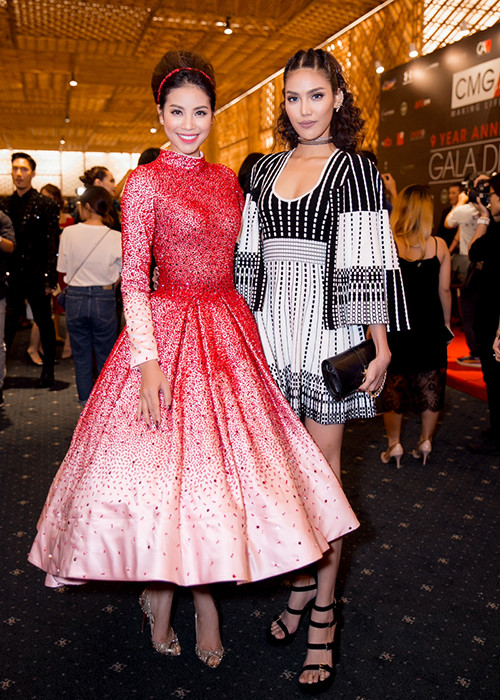 Hình ảnh Phạm Hương và Lan Khuê thân thiết bên nhau. 