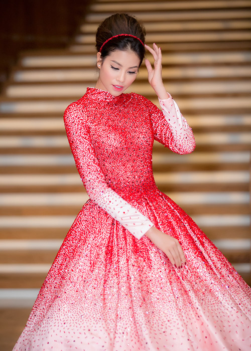 Hoa hậu Hoàn vũ Việt Nam 2015 còn chọn kiểu tóc được búi cầu kỳ. 