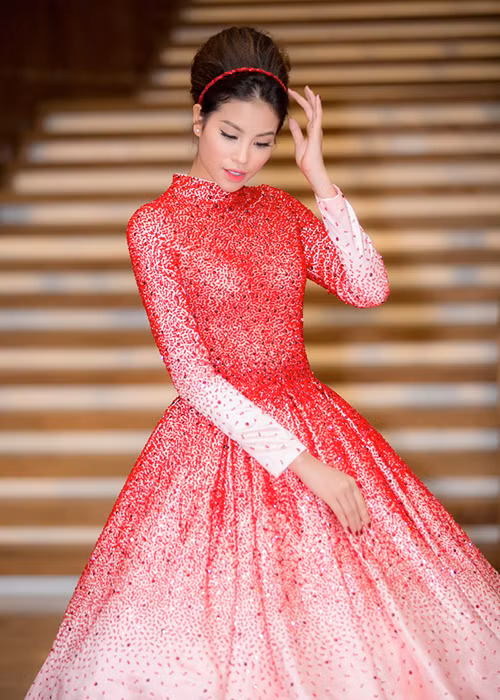 Hoa hậu Hoàn vũ Việt Nam 2015 còn chọn kiểu tóc được búi cầu kỳ. 