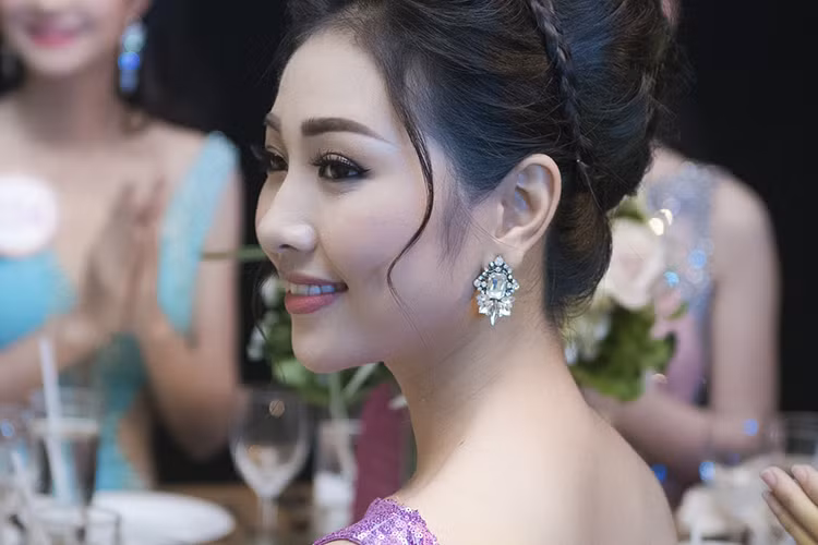 Bùi Nữ Kiều Vỹ - bản sao của Hoa hậu Nguyễn Thị Huyền là một trong những gương mặt nổi bật nhất trong vòng chung kết Hoa hậu Việt Nam 2016. 