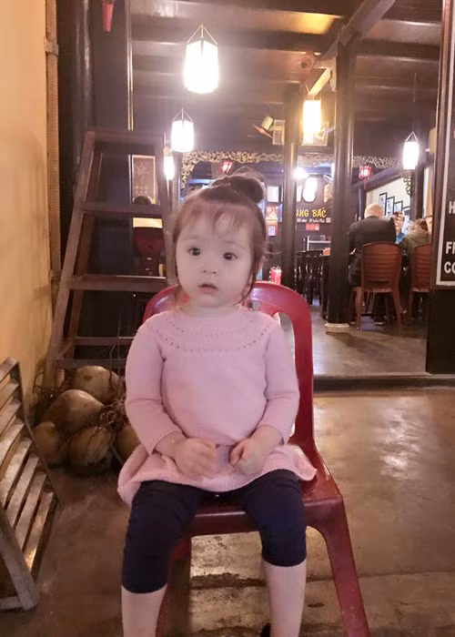 “Niềm vui nho nhỏ thứ 2: Được ai cho món ăn gì thì Cadie cũng chạy lại đút em rồi nói "Alfie ăn ngon đi", sau khi em nhai xong thì vuốt mặt em hỏi "Alfie ngon không ? Alfie ngon hả?", Elly Trần viết về cô con gái đầu lòng của mình. 