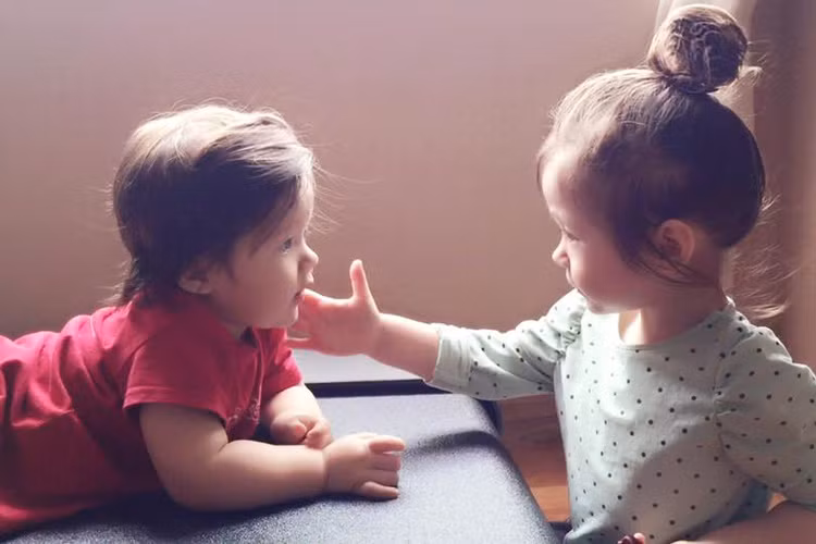 Nữ diễn viên “Khát vọng thượng lưu” thổ lộ: “Niềm vui nho nhỏ thứ 1: Cadie dù có đang bệnh hay buồn ngủ thế nào, dù đang đắp chăn cuộn tròn trên võng thiu thiu ngủ, chỉ cần nghe 1 tiếng oa oa của em là bật dậy như lò xo nói "Em khóc rồi. Đi kiếm em đi!" Sau đó đâm đầu chạy thục mạng ra khỏi phòng kiếm em ngay”. 