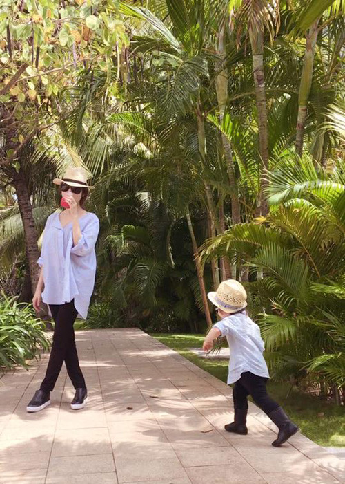 Phong cách thời trang cá tính, sành điệu của Elly Trần và con gái tiếp tục nhận được những lời khen ngợi từ người hâm mộ. 