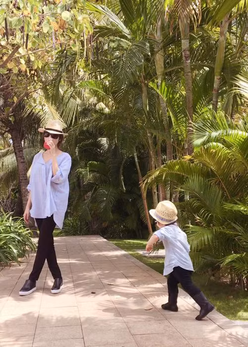 Phong cách thời trang cá tính, sành điệu của Elly Trần và con gái tiếp tục nhận được những lời khen ngợi từ người hâm mộ. 