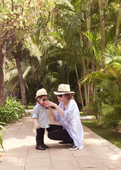 Elly Trần luôn quan tâm chăm chút cô con gái bé bỏng của mình. Hiện tại, bé Mộc Trà đã được hơn 2 tuổi. 