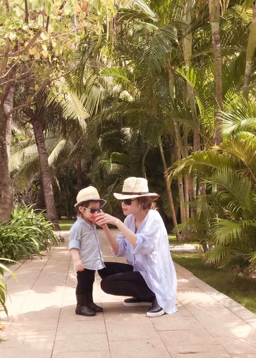 Elly Trần luôn quan tâm chăm chút cô con gái bé bỏng của mình. Hiện tại, bé Mộc Trà đã được hơn 2 tuổi. 