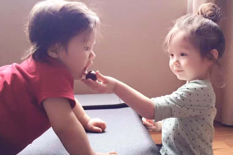 Ngoài là người con gái hiếu thảo, bé Mộc Trà còn là người chị gái hết mực yêu thương em của mình. 