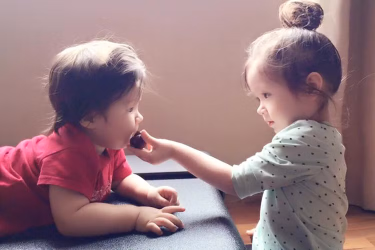 Elly Trần từng chia sẻ hình ảnh con gái ân cần đút đồ ăn cho em trai mặc dù cô nhóc đang bị bệnh. 