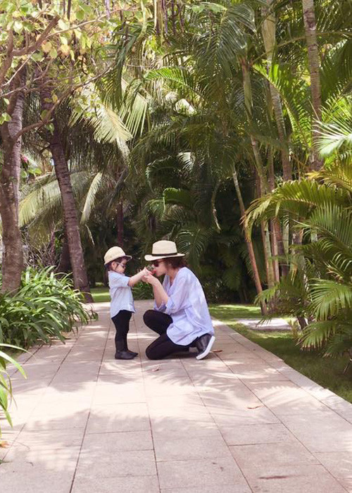 Dù còn nhỏ nhưng con gái Elly Trần cũng đã biết chăm sóc mẹ. Trong ảnh, cô nhóc ân cần giúp mẹ uống nước. 