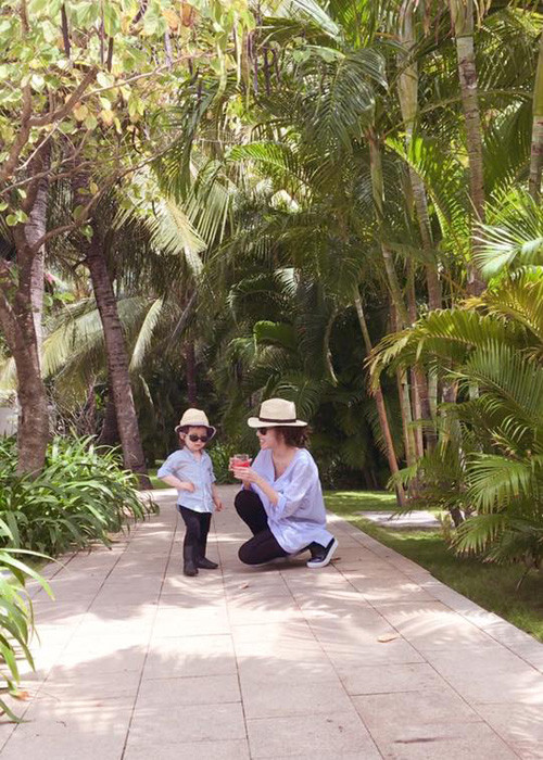 Đặc biệt, bé Mộc Trà trông cực ngầu tạo dáng trước ống kính máy ảnh. 