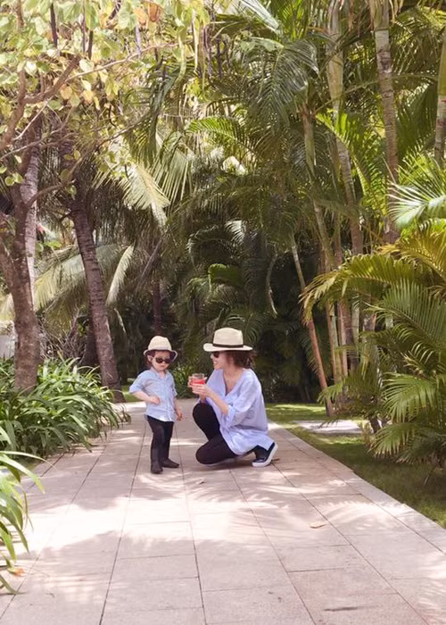 Đặc biệt, bé Mộc Trà trông cực ngầu tạo dáng trước ống kính máy ảnh. 