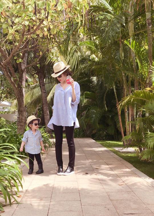 Mới đây, nữ người mẫu đã đăng tải loạt ảnh của mình bên cô con gái trong kỳ nghỉ mát trước khi bé nhập học. 