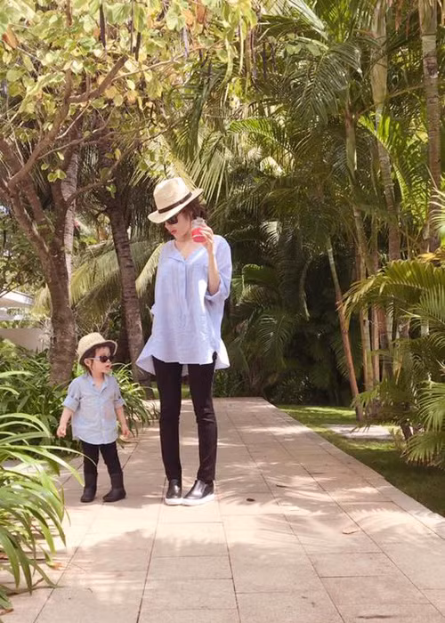 Mới đây, nữ người mẫu đã đăng tải loạt ảnh của mình bên cô con gái trong kỳ nghỉ mát trước khi bé nhập học. 